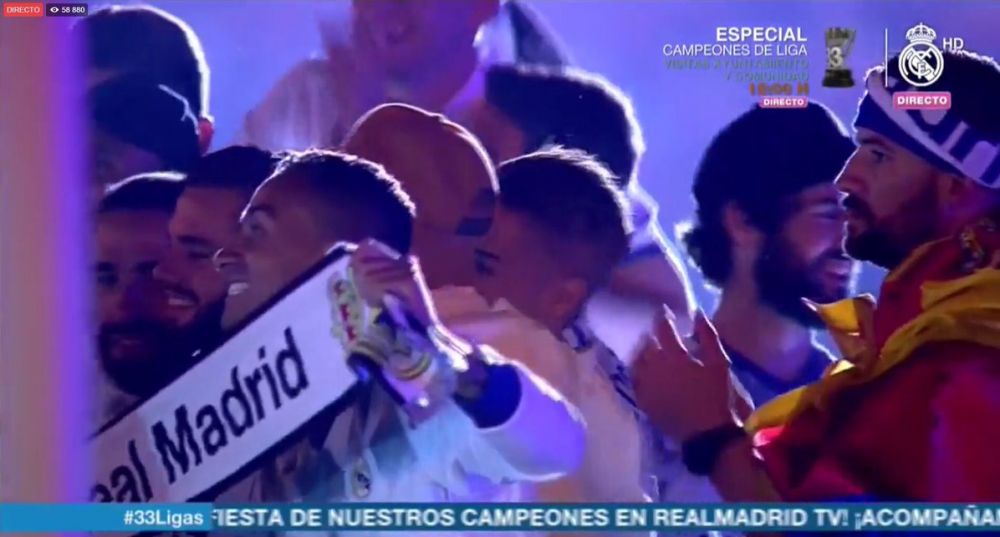 马拉加0-2皇马，皇马夺冠庆典嘲讽皮克：混蛋，快向冠军致敬