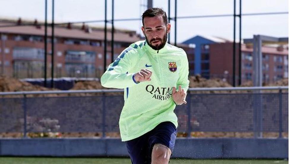 巴萨边卫A-比达尔恢复有球训练