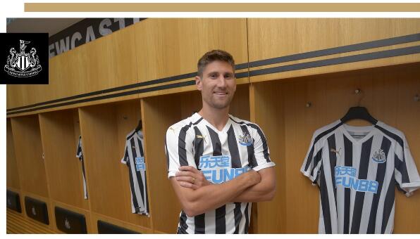 官方：纽卡斯尔联签下斯旺西中卫费尔南德斯