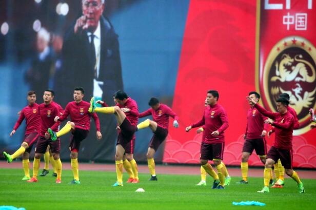 今天下午中国男足国家队本期所有集训球员到齐，在长沙贺龙体育中心进行了本期集训的第一次训练。据相关媒体的报道，此次球队训练的场地进行了精心布置防止被偷窥，非常重视情报工作。