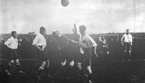 19世纪90年代，刚刚兴起的现代足球随着英国人的脚步传到了邻居德国。1903年，德国锦标赛成立，作为德甲联赛的前身，在德甲成立之前，德国锦标赛就是德国足球的最高荣誉。