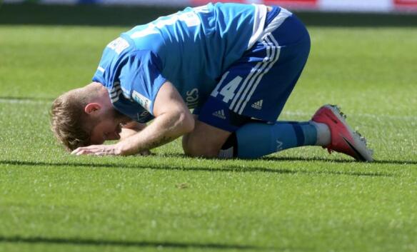 奥格斯堡4-0汉堡 三连败后回归降级区 汉堡主管仍信心十足