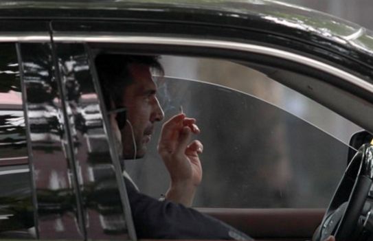 欧冠半决赛次回合较量，尤文主场2-1击败摩纳哥，以总比分4-1淘汰对手晋级决赛。当地时间周四，布冯被拍到在车内抽烟的画面，这位意大利门神吐云吐雾颇为享受。