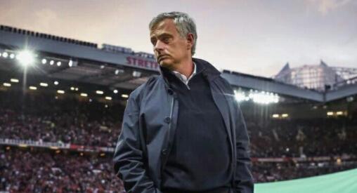 在卡灵顿训练基地通往餐厅的走廊墙壁上，载满了曼联昔日辉煌的故事，包括巴斯比爵士、弗格森爵士率队夺得欧冠，记录了从邓肯-爱德华兹、丹尼斯-劳、查尔顿，到贝克汉姆、C罗等一代又一代曼联传奇球星。