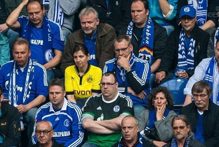 沙尔克1-1多特，巴尔特拉赛后为球队死忠赠送球衣