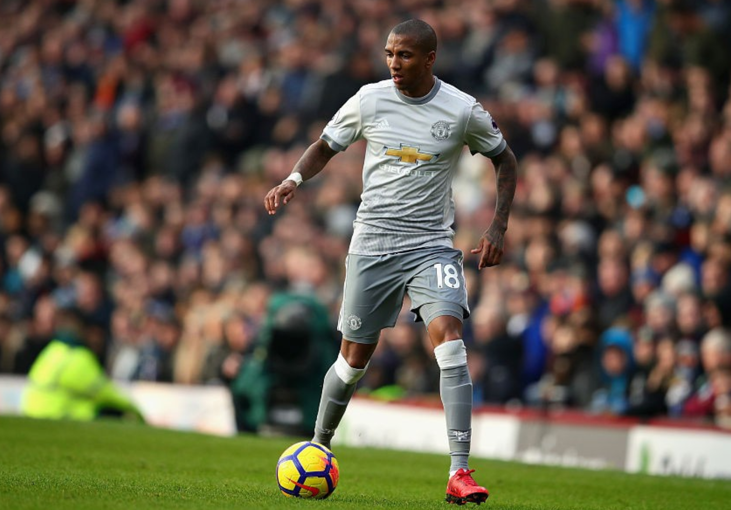  曼联球员阿什利-扬想要留队，盼与球队续约