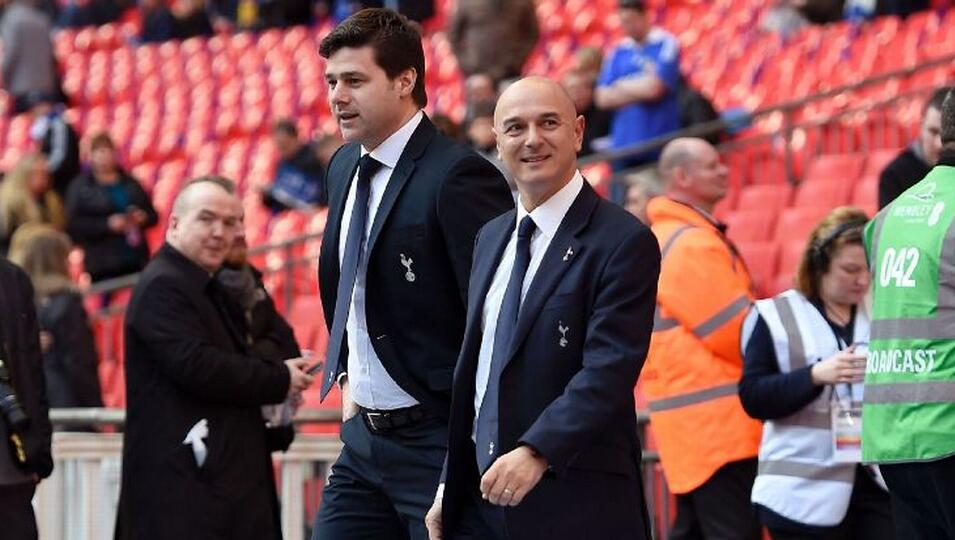 热刺主席丹尼-列维以难以相处著称，他善于在球员交易中讨价还价，而且给球队定下了非常严格的薪水体系。尽管本赛季热刺成绩出色，但最近他这样的工资体系再次被质疑，据报道主力右后卫凯尔-沃克已经决定和白鹿巷分道扬镳。