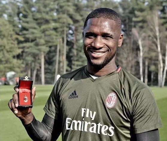 上轮米兰同尤文图斯的比赛，是萨帕塔代表红黑军团出战的第100场正式比赛。昨日，他在米兰内洛训练基地接受了加利亚尼颁发的百场纪念奖章。