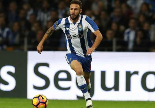 根据西班牙《世界体育报》的报道，国际米兰和巴塞罗那目前都盯上了波尔图的左后卫米格尔-拉云。