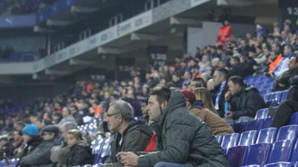 西班牙人0-3巴萨 马卡报：有巴萨球迷持枪进入西班牙人球迷看台