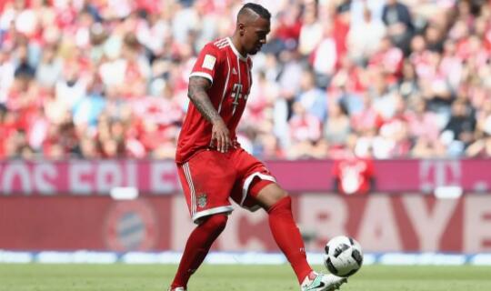 拜仁4-1弗赖堡 官方：拜仁后卫博阿滕右腿肌肉拉伤