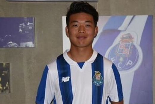 北京时间3月8日凌晨，本赛季青年欧冠八强战继续进行，在单回合淘汰赛中，波尔图U19客场1-2遭巴塞罗那U19队逆转无缘四强。中国球员严鼎皓在本场比赛中获得替补登场的机会，他也就此成为参加青年欧冠八强赛的第一名中国球员。