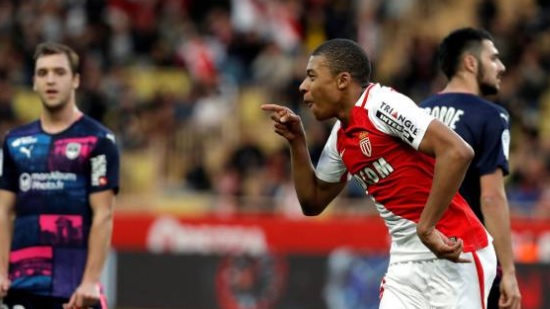 据西班牙媒体《阿斯报》报道，皇马正在追求摩纳哥小将姆巴佩，这名小将在刚刚结束的欧冠比赛中大放异彩，目前他已经得到了国家队主帅德尚的征召。