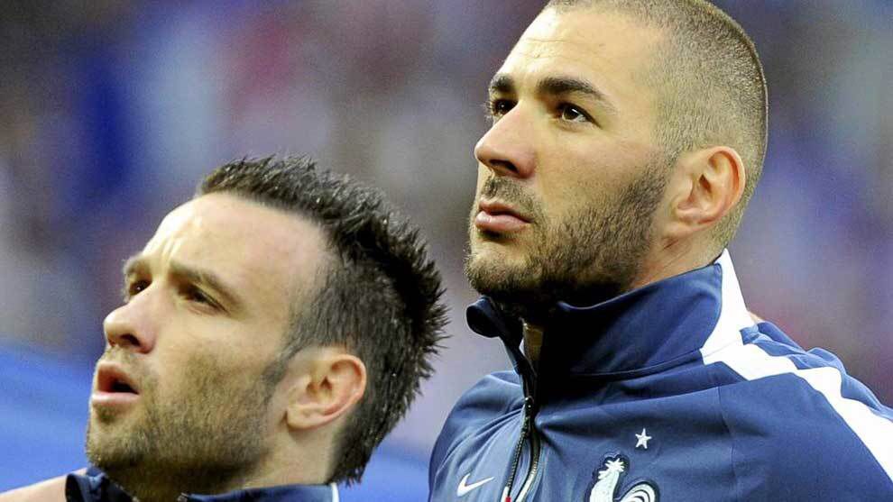 自从去年的录像带事件后本泽马就被法国国家队除名，最近本泽马在采访中谈到了录像带事件的另一主角瓦尔布埃纳。