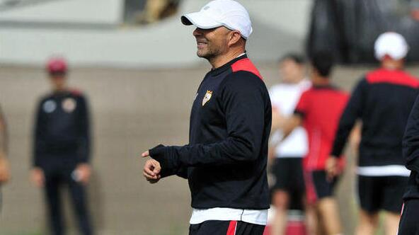 在巴乌萨被解雇之后，塞维利亚主帅桑保利成为阿根廷新帅的热门人选。上周，他表示自己已经接到了阿根廷足协的邀请，但只会在赛季结束后考虑这样的事情。然而，阿根廷传奇球星马拉多纳以及前主帅比拉尔多对桑保利做出了苛刻的评价，他们认为桑保利并不是阿根廷新帅的“合适人选”。