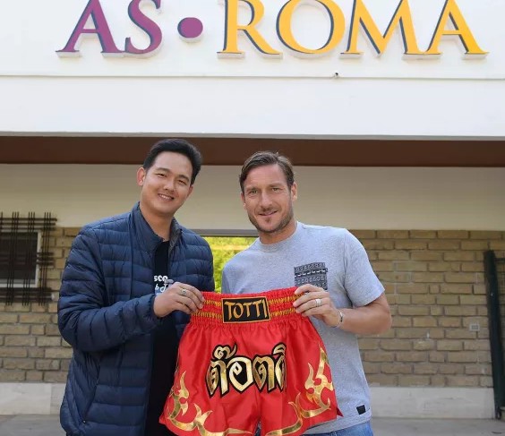 日前，罗马队长托蒂收到了来自泰国球迷赠送的一份特殊礼物：一条印有“Totti”名字的红色泰拳短裤。