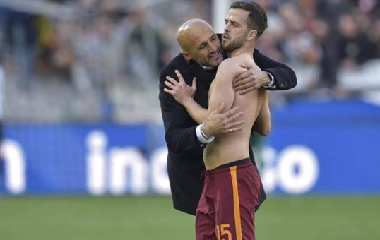 皮亚尼奇柜子上的与斯帕莱蒂的合影