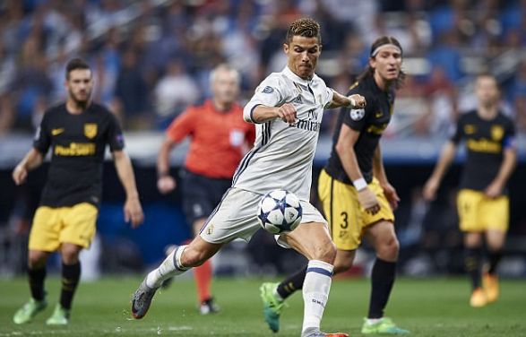 北京时间5月3日02:45，C罗在欧冠淘汰赛阶段再次上演帽子戏法，帮助球队3-0击败马德里竞技，为进军欧冠决赛奠定了坚实的一步。