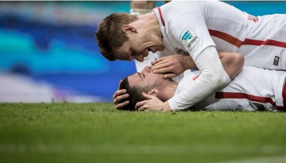 莱比锡红牛4-0弗莱堡 莱比锡中场德姆为进球被踢掉门牙