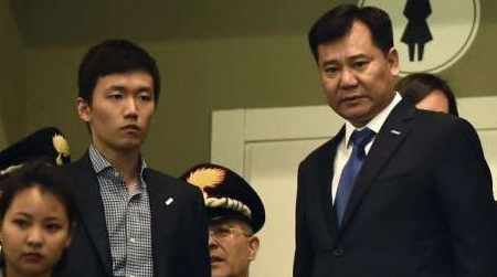 据意大利媒体报道，为了制定夏窗的转会策略以及商讨新帅的任命，国米董事会成员张康阳已经回到了位于南京的苏宁总部。