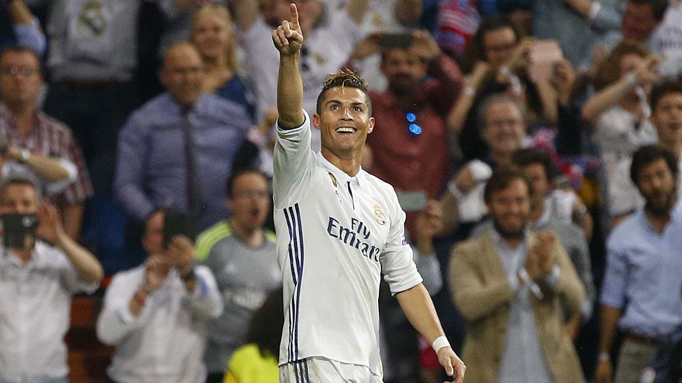 欧冠半决赛首回合C罗戴帽，皇马3-0完胜同城死敌马竞，目前C罗以10个进球排在欧冠射手榜的次席。