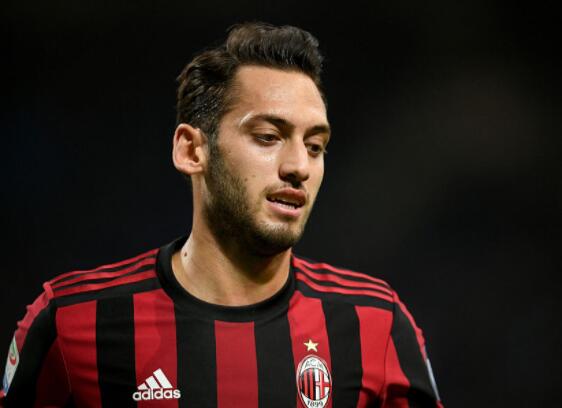 贝内文托vsAC米兰 意媒：米兰或将出售恰尔汗奥卢