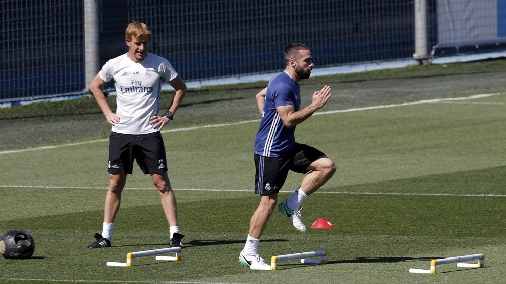 据西班牙《马卡报》报道，皇马的右边后卫卡瓦哈尔的伤病恢复进行顺利，除非之后旧伤复发，否则他将可以在欧冠决赛中复出。