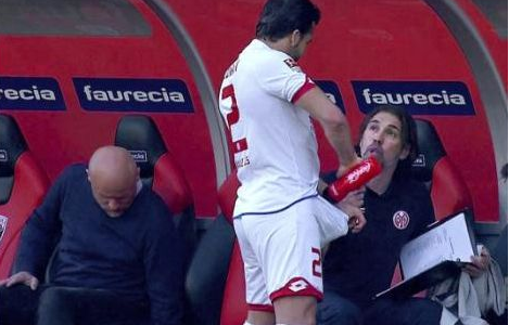 因戈尔施塔特2-1美因茨 美因茨后卫边听战术边冲洗私处引发争议