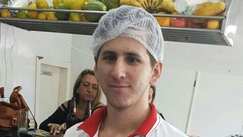 阿根廷巨星梅西一边踢球一边在巴西糖果店上班？近日，一位推特用户上传了巴西一家糖果店中的一位员工的照片，此员工与梅西长相很相似。