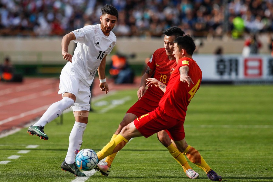 十二强赛中国客战伊朗的比赛，国足0-1告负。本场比赛，中国队防守总体做得还不错，下半场的一次失误遗憾造成丢球。