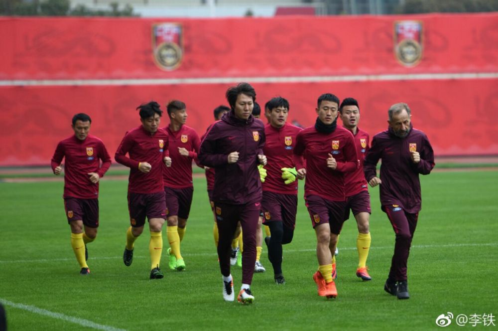 目前中国男足正在湖南长沙备战主场对阵韩国的世预赛，里皮和教练团队还有部分国脚已经抵达了长沙，在昨天的首堂训练课中，只有11名球员参加了训练。