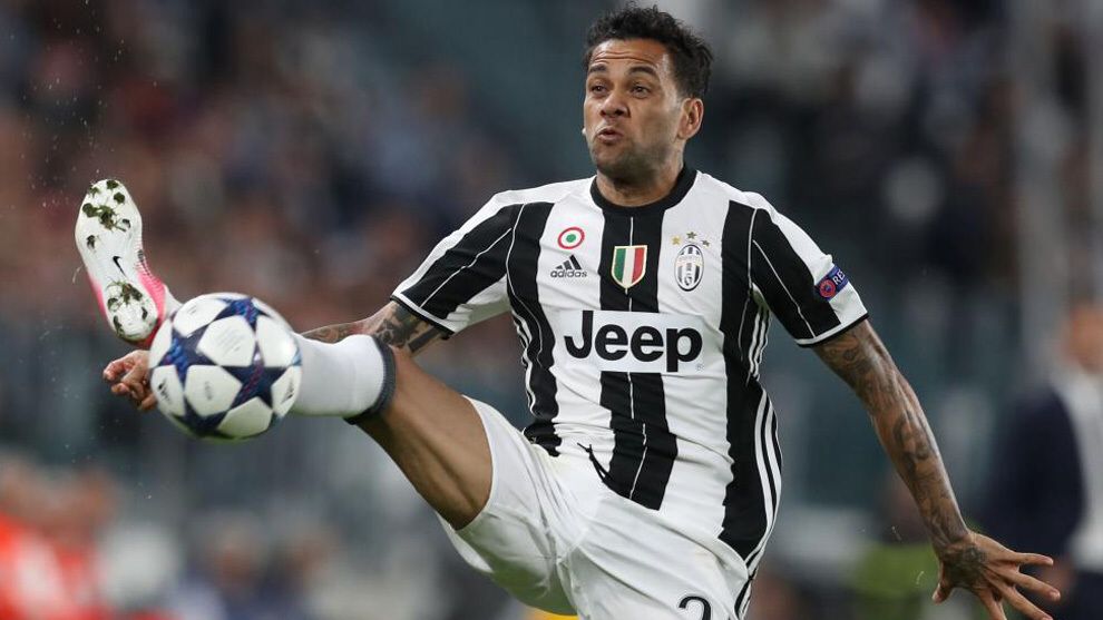 欧冠半决赛次回合阿尔维斯一传一射帮助球队淘汰对手晋级决赛，赛后巴西人表示人们认为他疯狂，但是他知道自己要做什么。