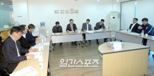 韩国媒体报道，韩国足协今天召开会议，会上韩国足协高层李容秀宣布足协将继续信任施蒂利克。