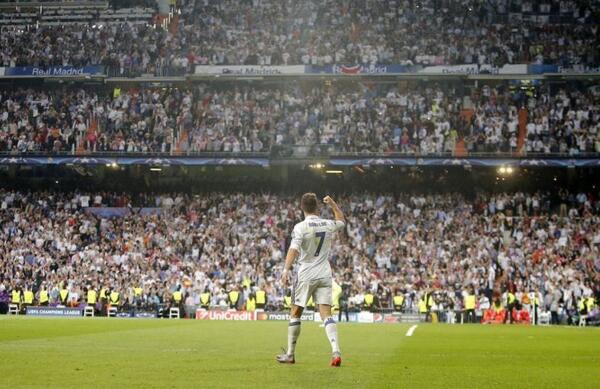 皇马球星C罗INS账号关注人数正式突破1亿。为此，葡萄牙人在北京时间昨晚在社交媒体INS上进行了直播互动，来感谢球迷的支持。