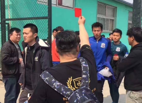 近日，被下放至预备队的申花球员秦升在一场预备队赛后遭球迷举红牌嘲讽，为此，秦升的妻子发微博向指责该球迷的挑衅行为。