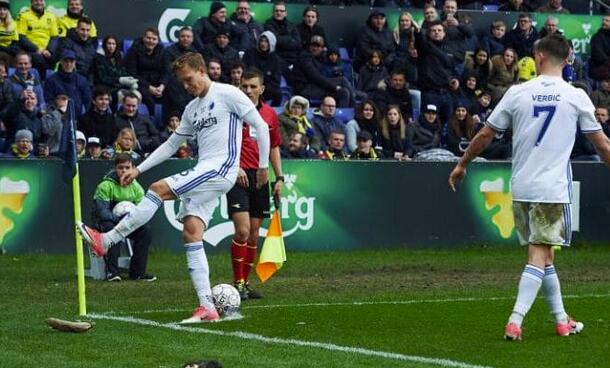 丹麦国家德比气氛火爆 球迷竟将死老鼠扔入球场内