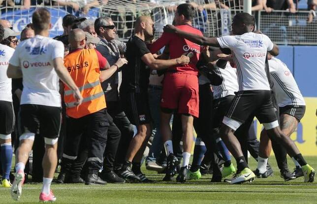 巴斯蒂亚VS里昂 里昂两将遭巴斯蒂亚球迷追打 比赛被迫取消