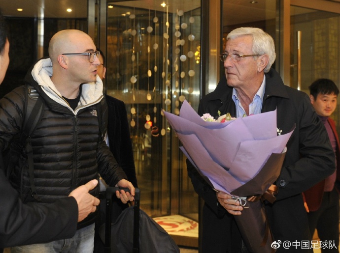 昨晚，里皮携教练组已经乘坐高铁抵达长沙，而国脚们也将陆续从俱乐部赶赴长沙全力备战3月23日与韩国的世预赛。据悉，里皮抵达后前往下榻酒店，一路都受到了当地球迷的热切欢迎。