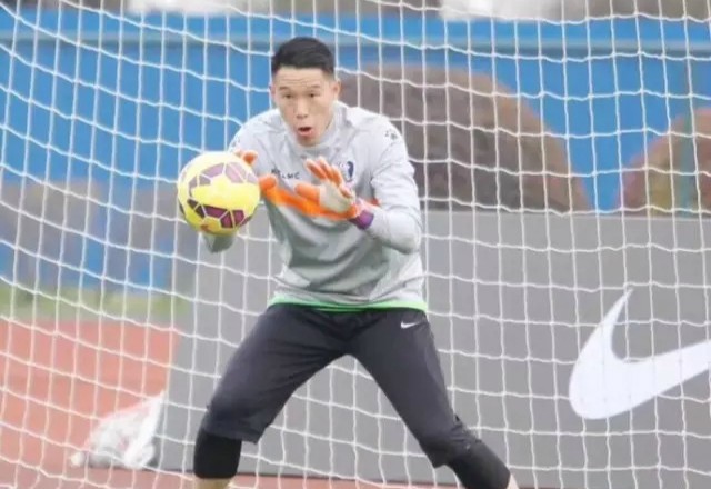 北京时间4月7日，中国足协杯官方公布了足协杯第一轮的最佳球员票选结果。经票选，江西联盛门将张迅伟获得15162票，以微弱优势力压深圳雷曼队马晓磊成为本赛季足协杯的第一位当轮最佳球员。