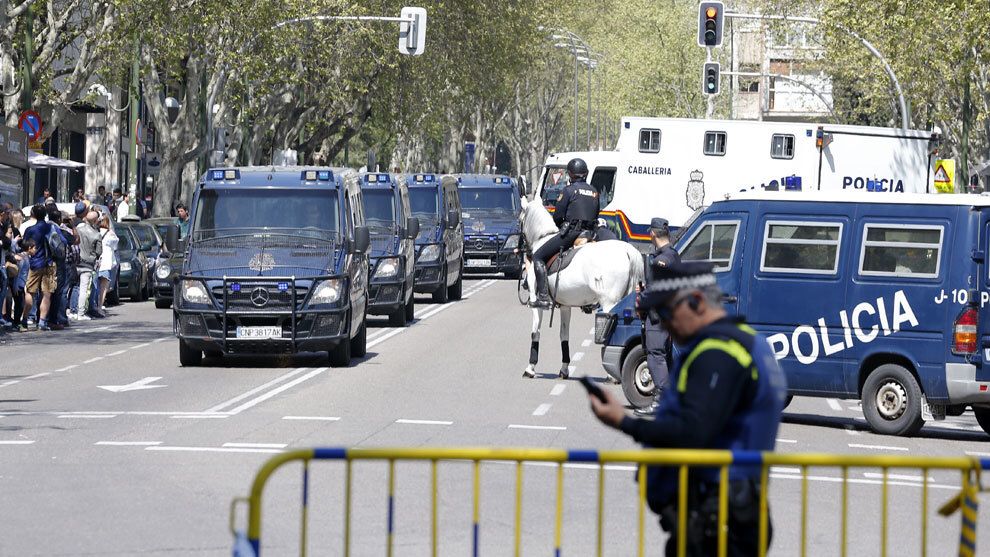 欧冠1/4决赛次回合拜仁将做客伯纳乌挑战皇马，根据《马卡报》的报道，针对这场比赛马德里警方将部署将近1,800名的安保人员。