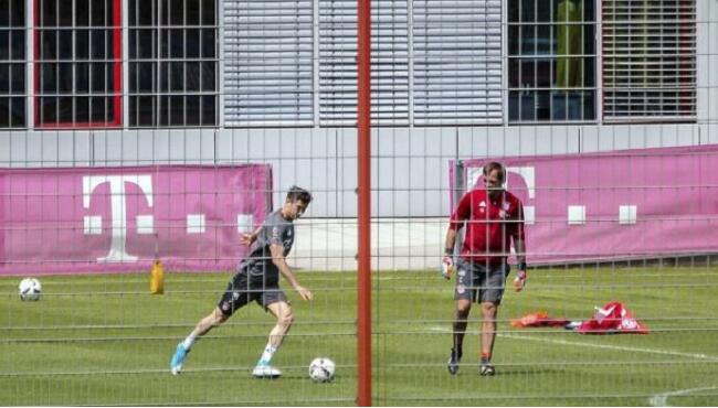 莱比锡VS拜仁 德媒：为争夺最佳射手 莱万主动加练