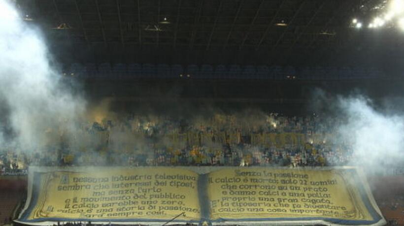 本周日的意甲比赛，国米将在梅阿查迎战萨索洛。本周早些时候刚刚解雇主帅皮奥利的蓝黑军团希望通过这场比赛进行反弹，但是，据《米兰体育报》报道，国米球迷非常不满球队的状态，到时将会有4000名左右球迷对俱乐部领导层和球员进行抗议。