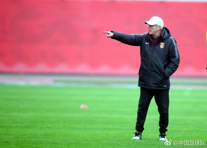 北京时间3月17日，中国男足在长沙展开第2个集训日备战。由于要踢亚冠，上海上港、江苏苏宁、广州恒大的球员今天才能与球队会合。