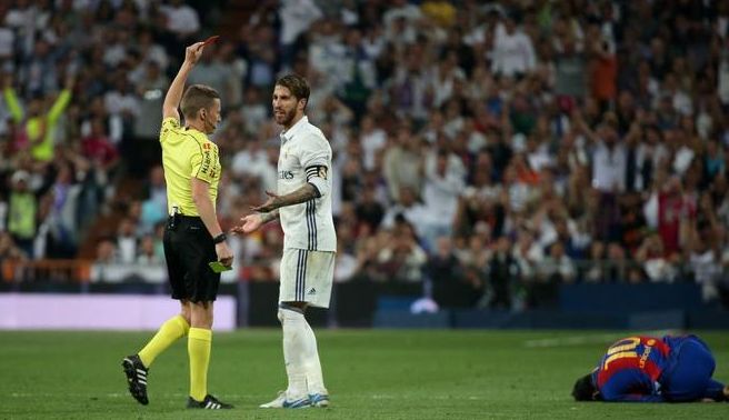 北京时间4月24日凌晨，西甲第33轮，皇家马德里在伯纳乌2-3不敌巴塞罗那。国家德比赛后，拉莫斯在混合区接受了媒体的采访。