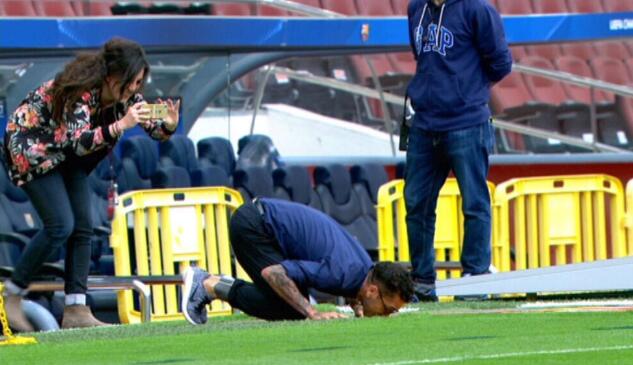 巴萨VS尤文图斯 阿尔维斯故地重游深情亲吻诺坎普草皮