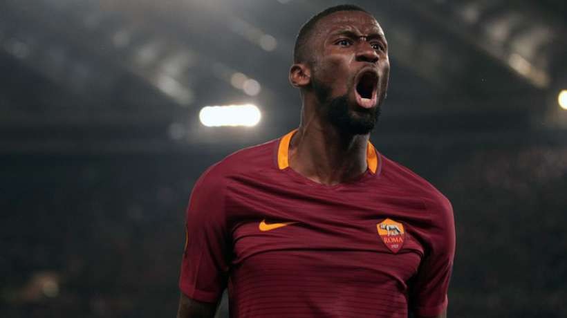 据意媒报道，罗马后卫吕迪格在接受采访时否认了与英超球队的联系，明确表示自己只想专注于罗马。