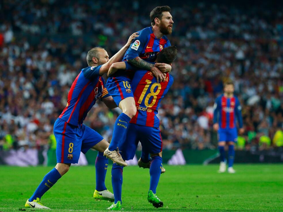 北京时间4月24日，西班牙国家德比在伯纳乌上演，凭借梅西的优异表现，巴萨客场3-2绝杀皇马。伊涅斯塔在赛后采访中表示，巴萨能拥有梅西是一种荣幸，他一直在不断制造奇迹。