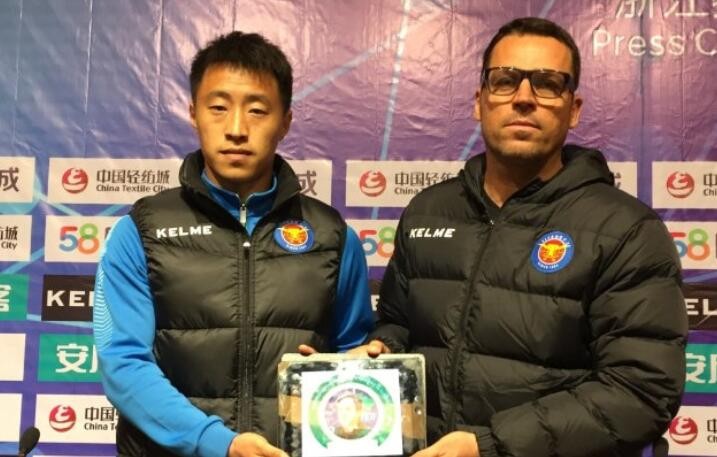 毅腾主帅悼念沙佩科恩斯过世教练