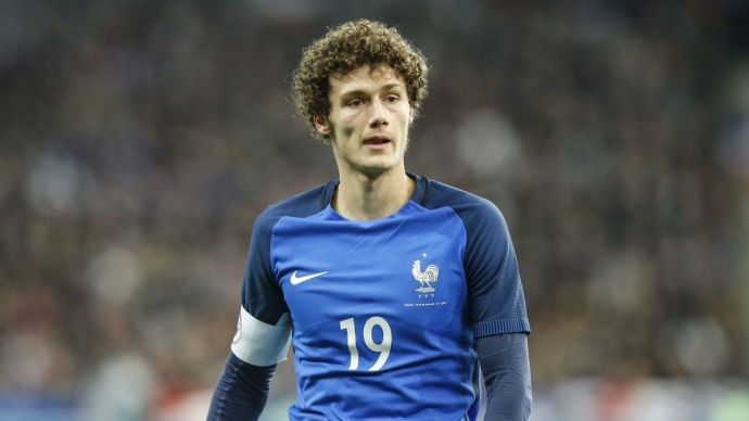 SFR体育-拜仁慕尼黑对斯图加特年轻后卫帕瓦尔感兴趣