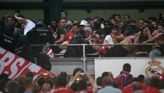 皇马4-2拜仁 拜仁球迷比赛中与伯纳乌警察发生冲突